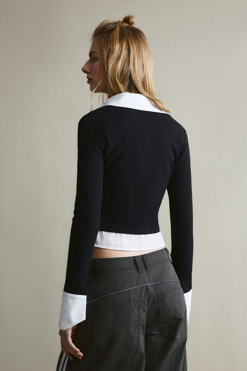 Блузка укороченная на молнии с имитацией второго слоя - цвет черный - 3