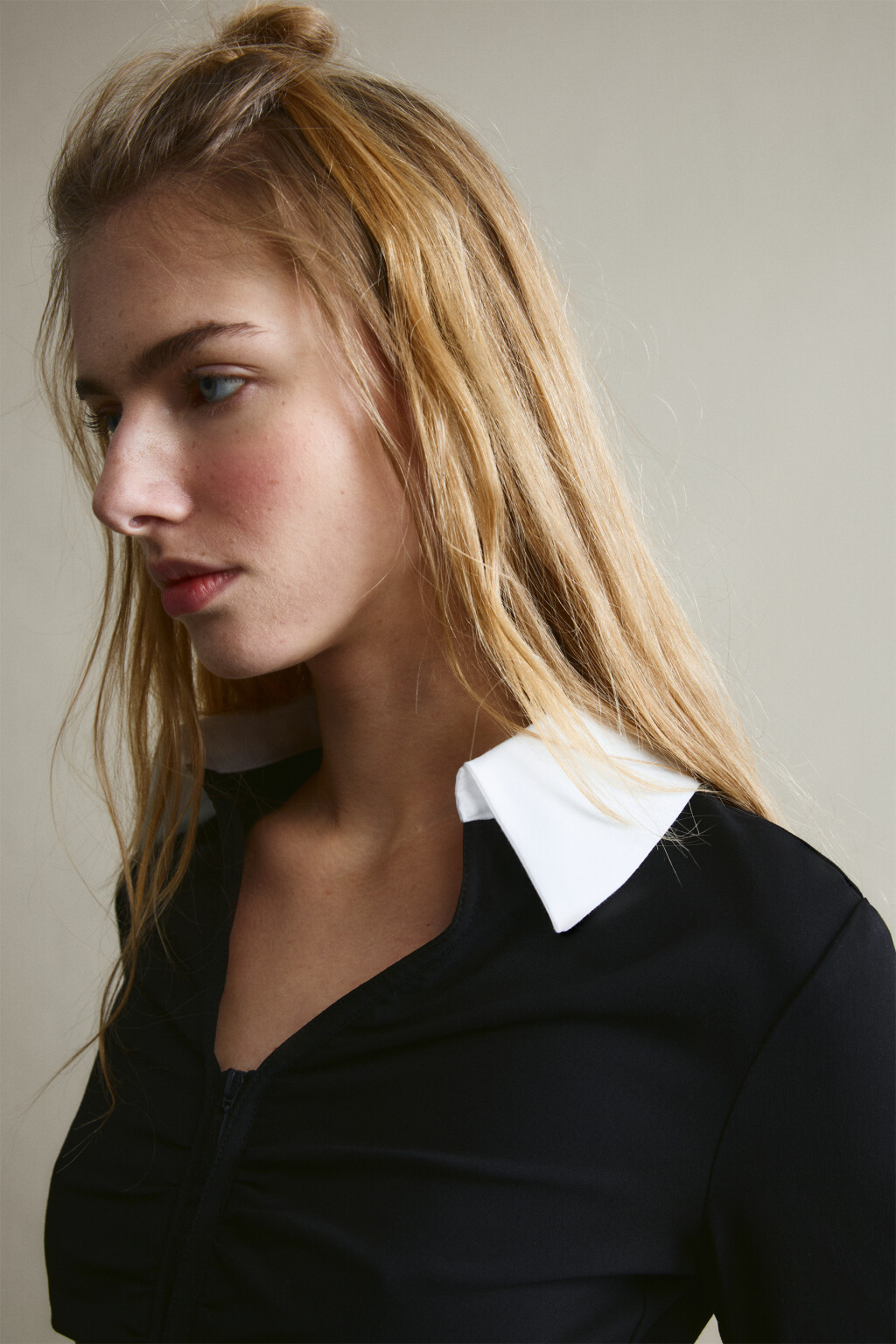 Блузка укороченная на молнии с имитацией второго слоя - цвет черный - 5