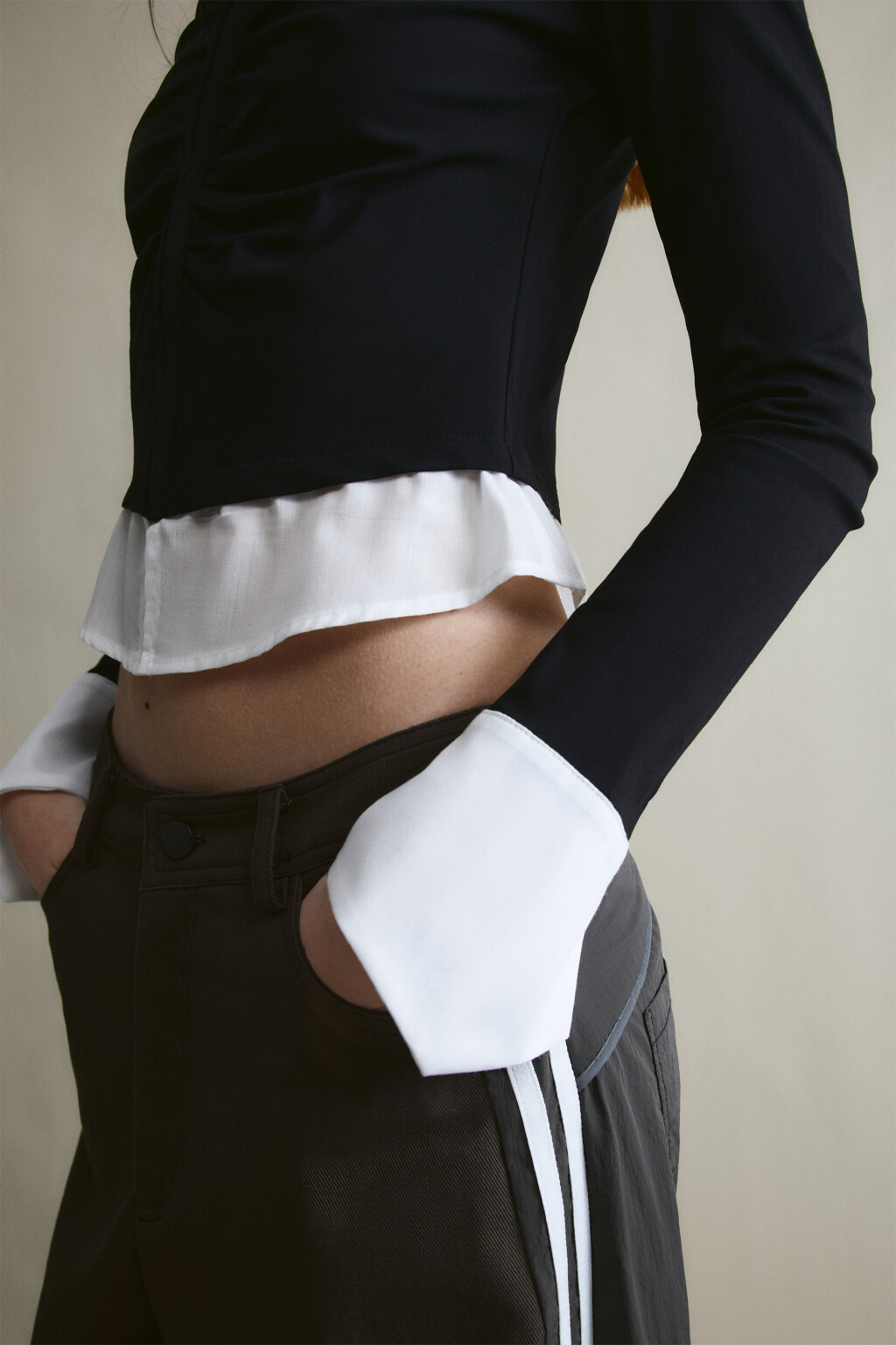 Блузка укороченная на молнии с имитацией второго слоя - цвет черный - 6