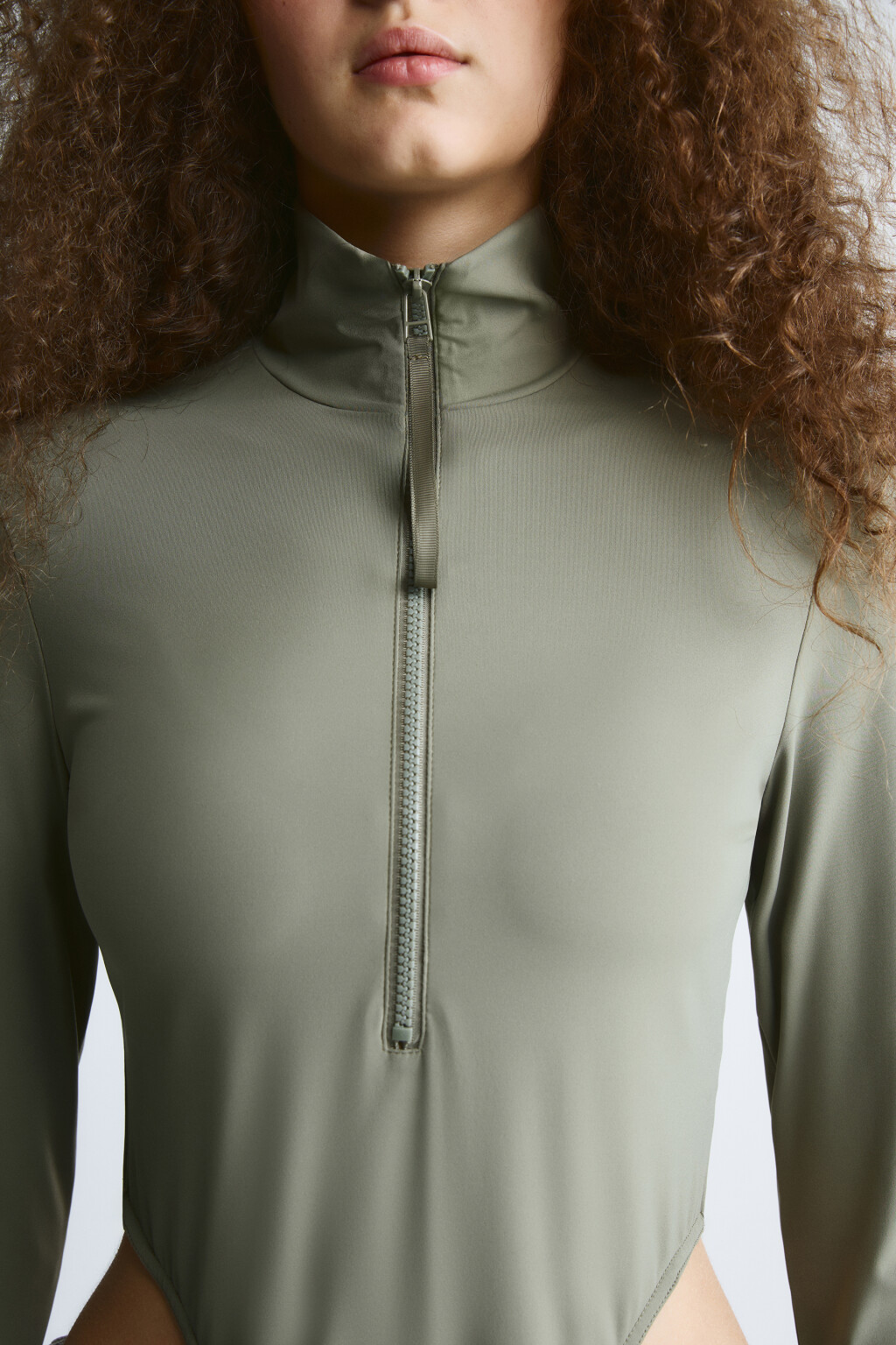 Блузка-боди с высокими вырезами и воротником-стойкой - цвет зеленый - 5