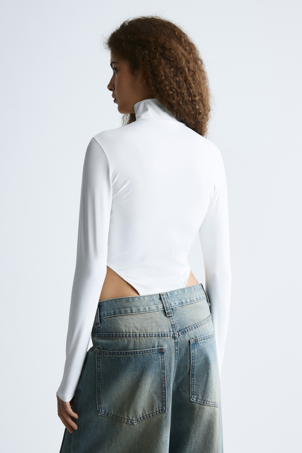 Блузка-боди с высокими вырезами и воротником-стойкой - цвет белый - 3