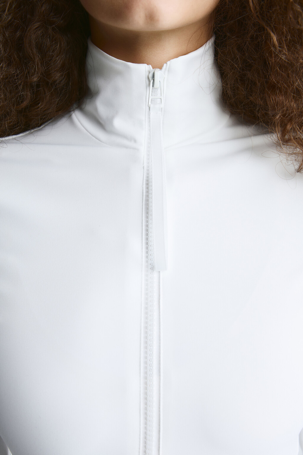 Блузка-боди с высокими вырезами и воротником-стойкой - цвет белый - 6