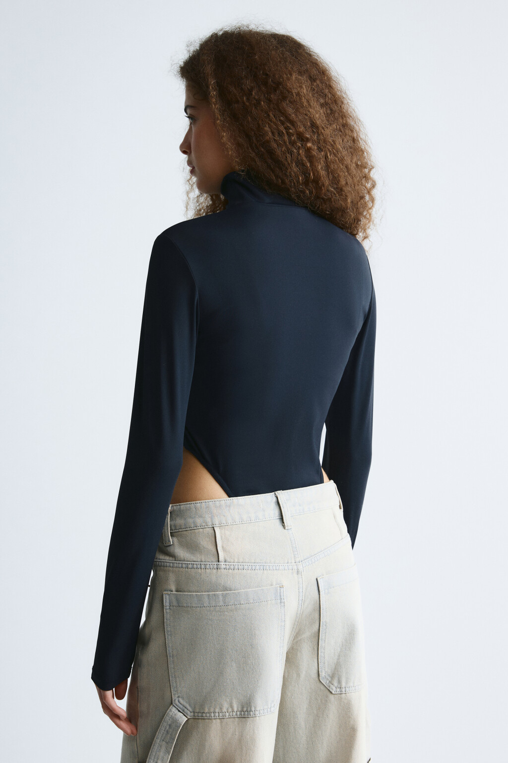 Блузка-боди с высокими вырезами и воротником-стойкой - цвет черный - 3