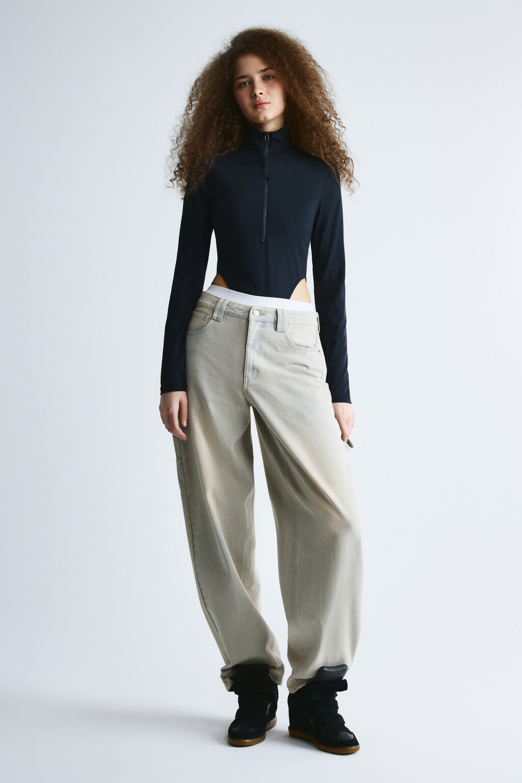 Блузка-боди с высокими вырезами и воротником-стойкой - цвет черный - 4