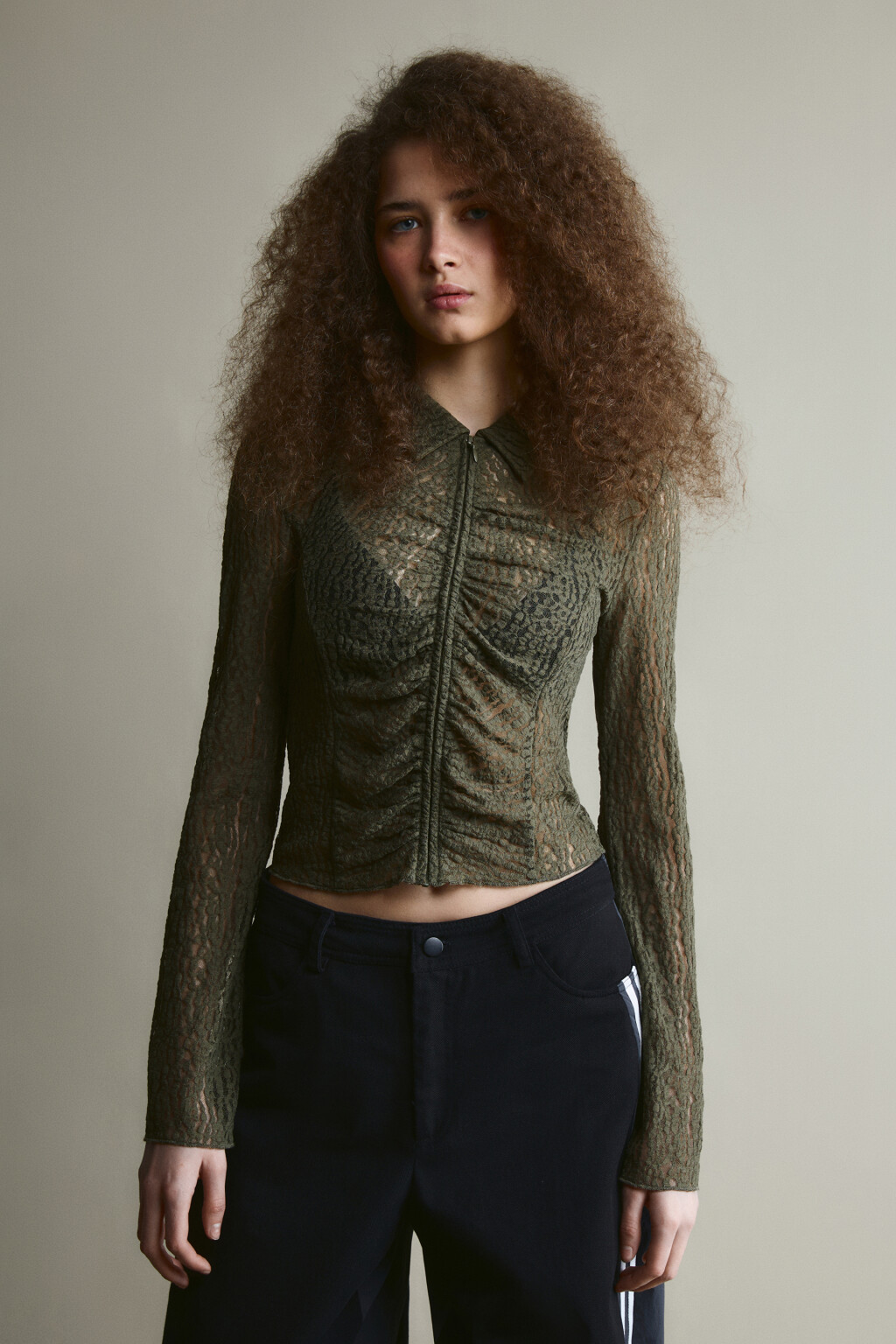 Блузка приталенная с кружевом и драпировками - цвет зеленый - 2