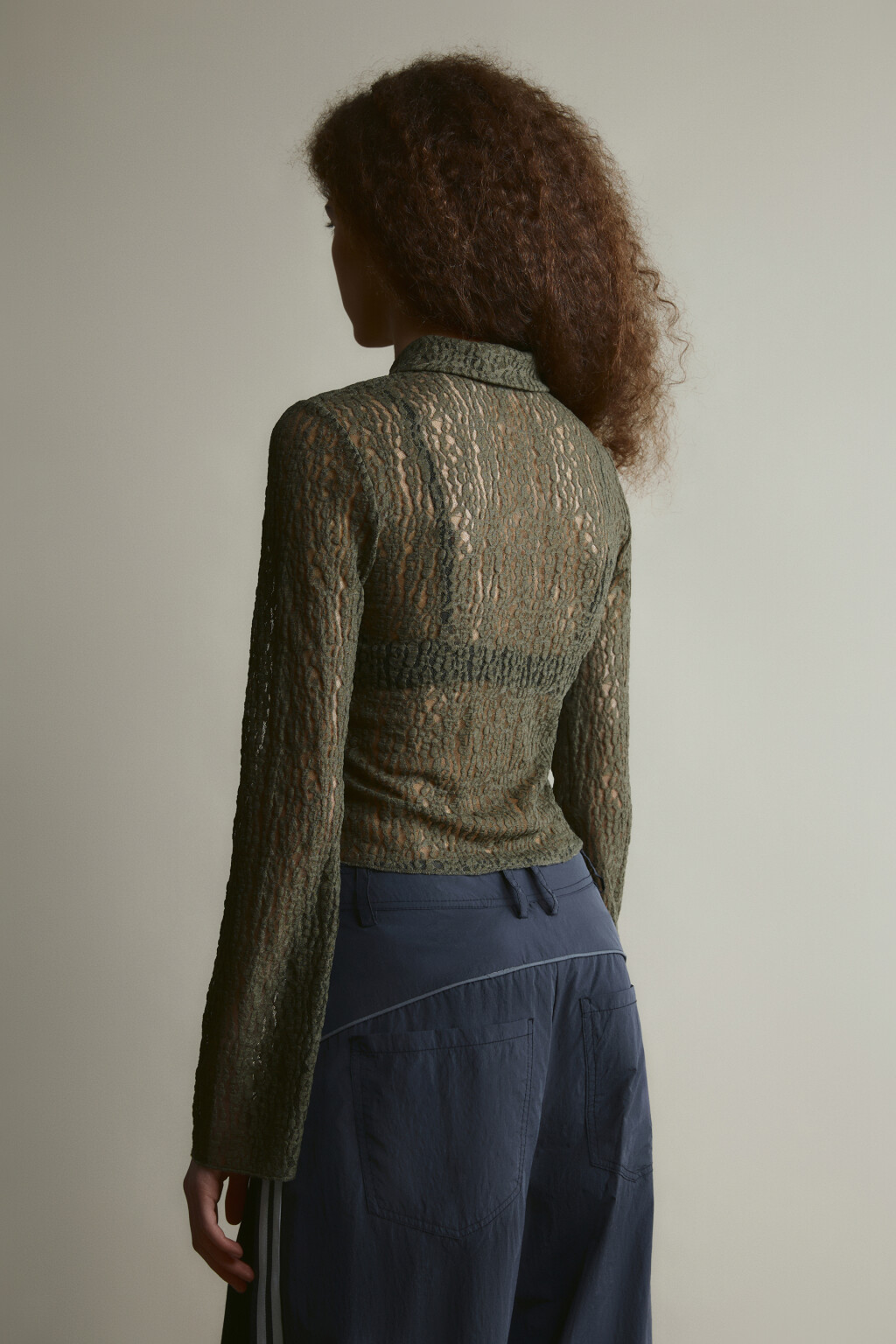 Блузка приталенная с кружевом и драпировками - цвет зеленый - 3