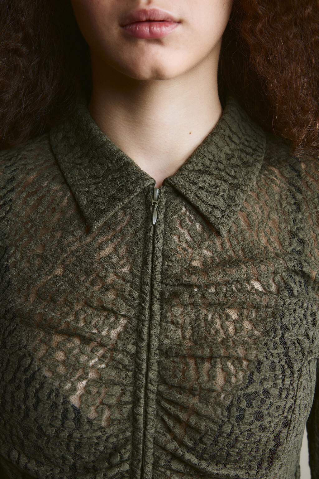 Блузка приталенная с кружевом и драпировками - цвет зеленый - 5