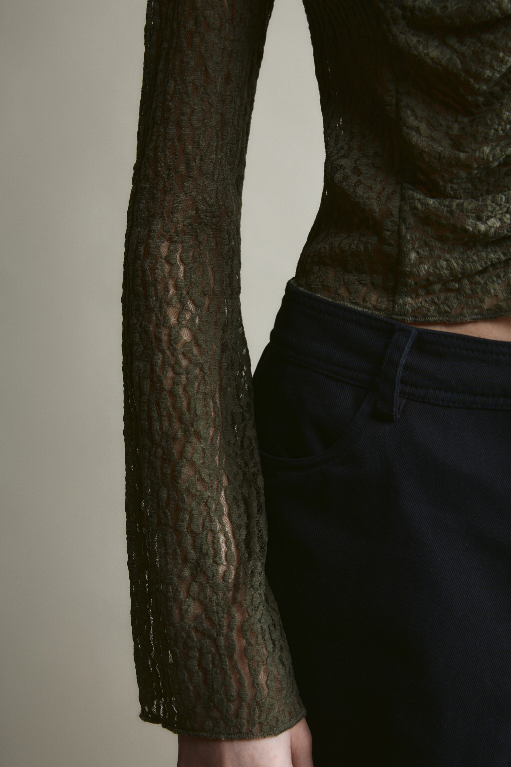 Блузка приталенная с кружевом и драпировками - цвет зеленый - 6