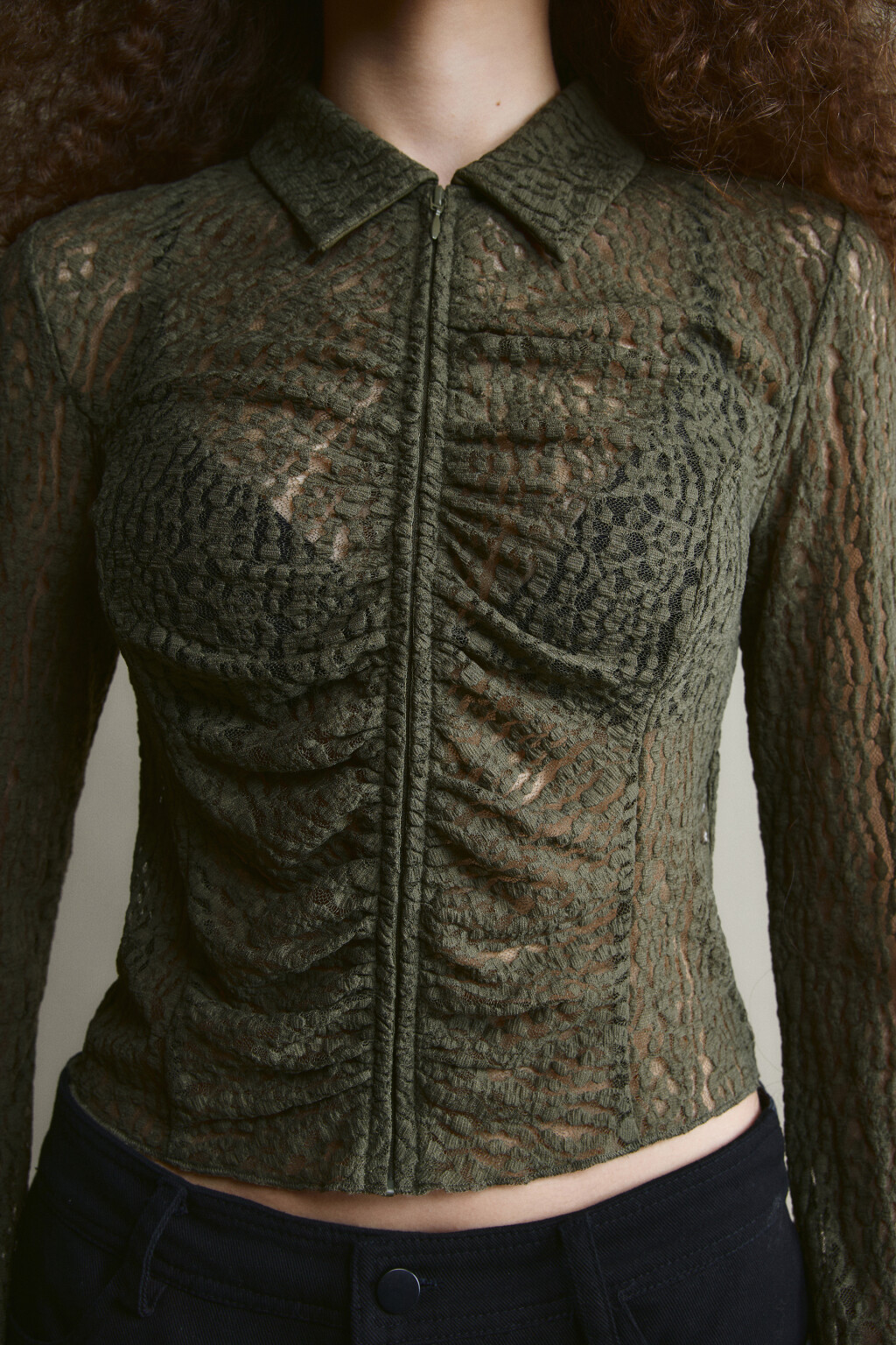 Блузка приталенная с кружевом и драпировками - цвет зеленый - 7