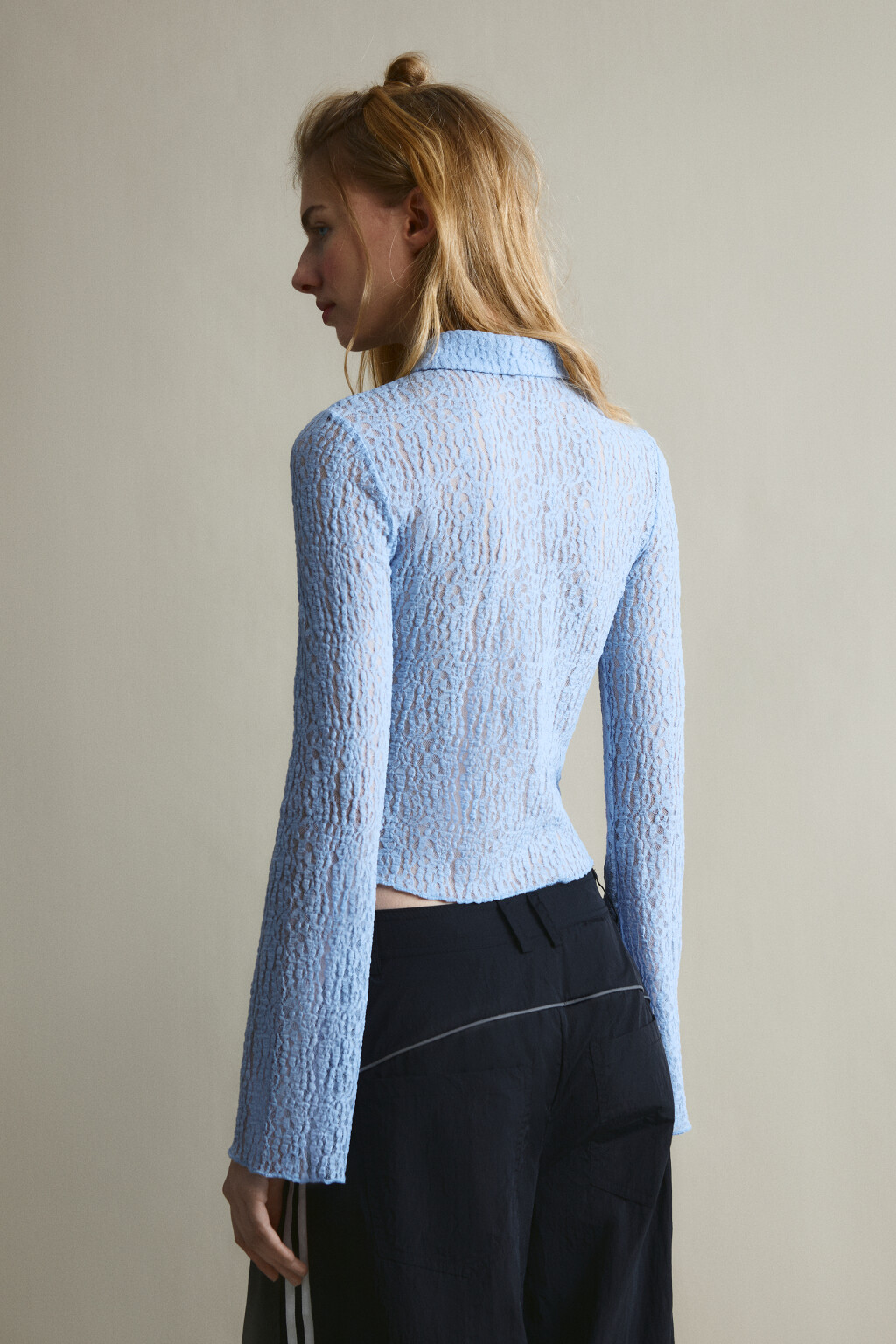 Блузка приталенная с кружевом и драпировками - цвет голубой - 4