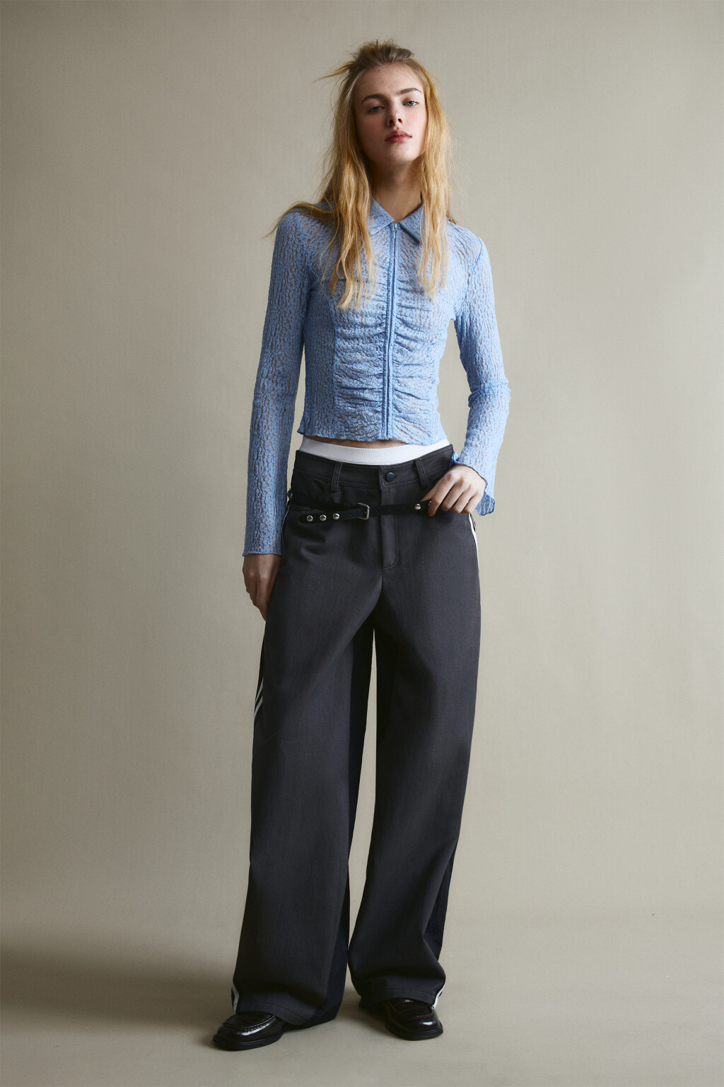 Блузка приталенная с кружевом и драпировками - цвет голубой - 5