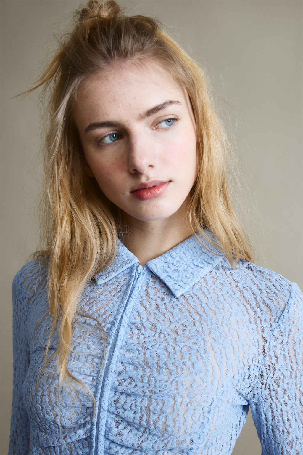 Блузка приталенная с кружевом и драпировками - цвет голубой - 6