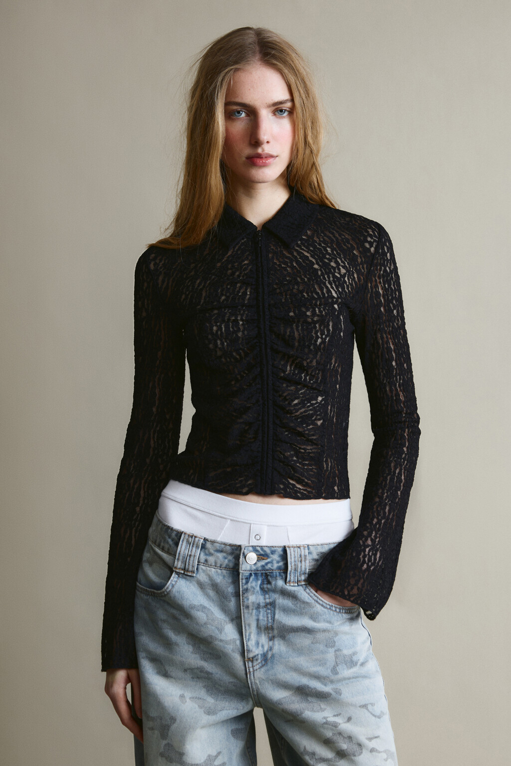 Блузка приталенная с кружевом и драпировками - цвет черный - 2