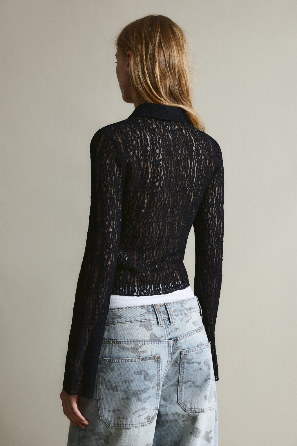 Блузка приталенная с кружевом и драпировками - цвет черный - 3