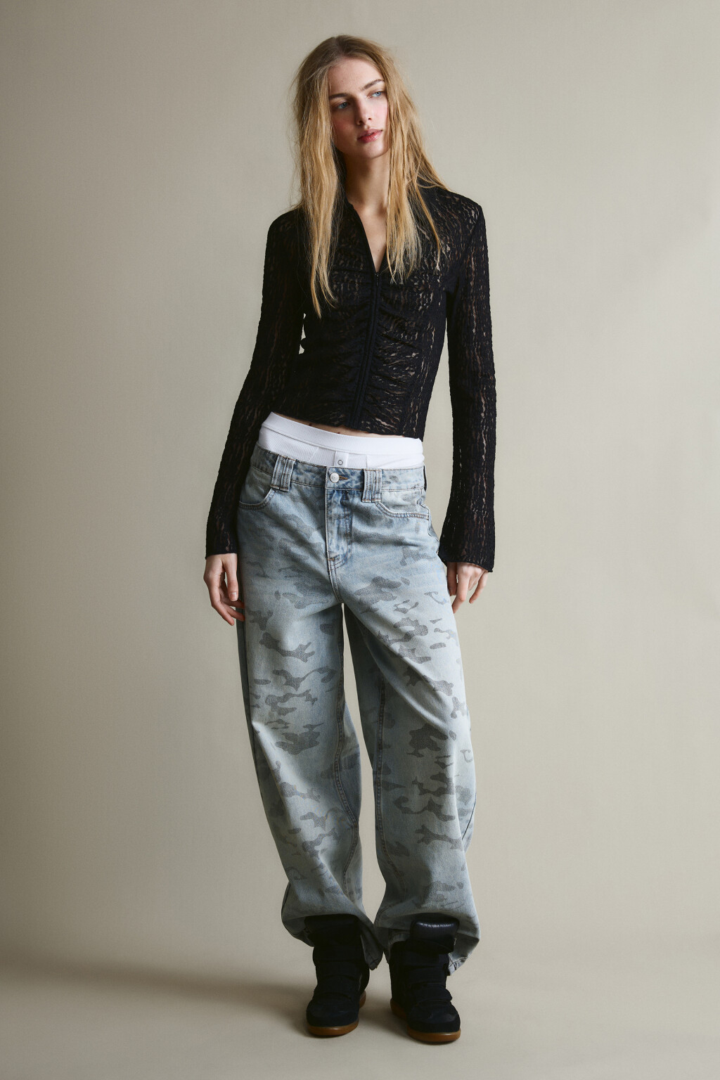 Блузка приталенная с кружевом и драпировками - цвет черный - 4