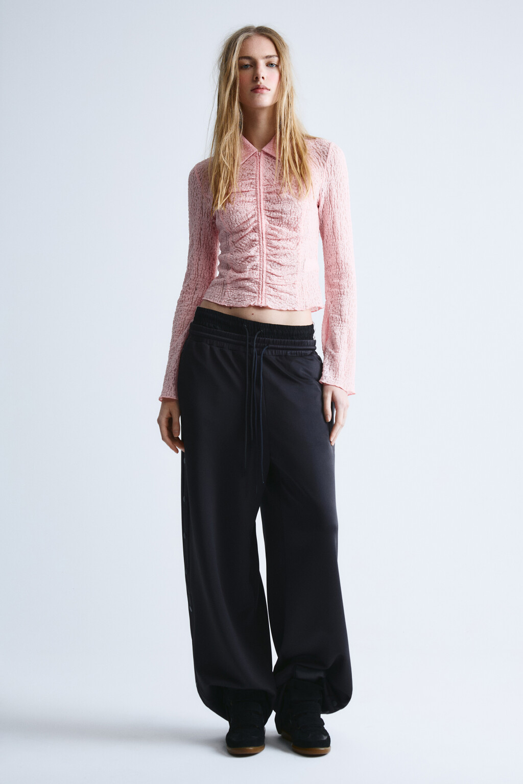 Блузка приталенная с кружевом и драпировками - цвет розовый - 4