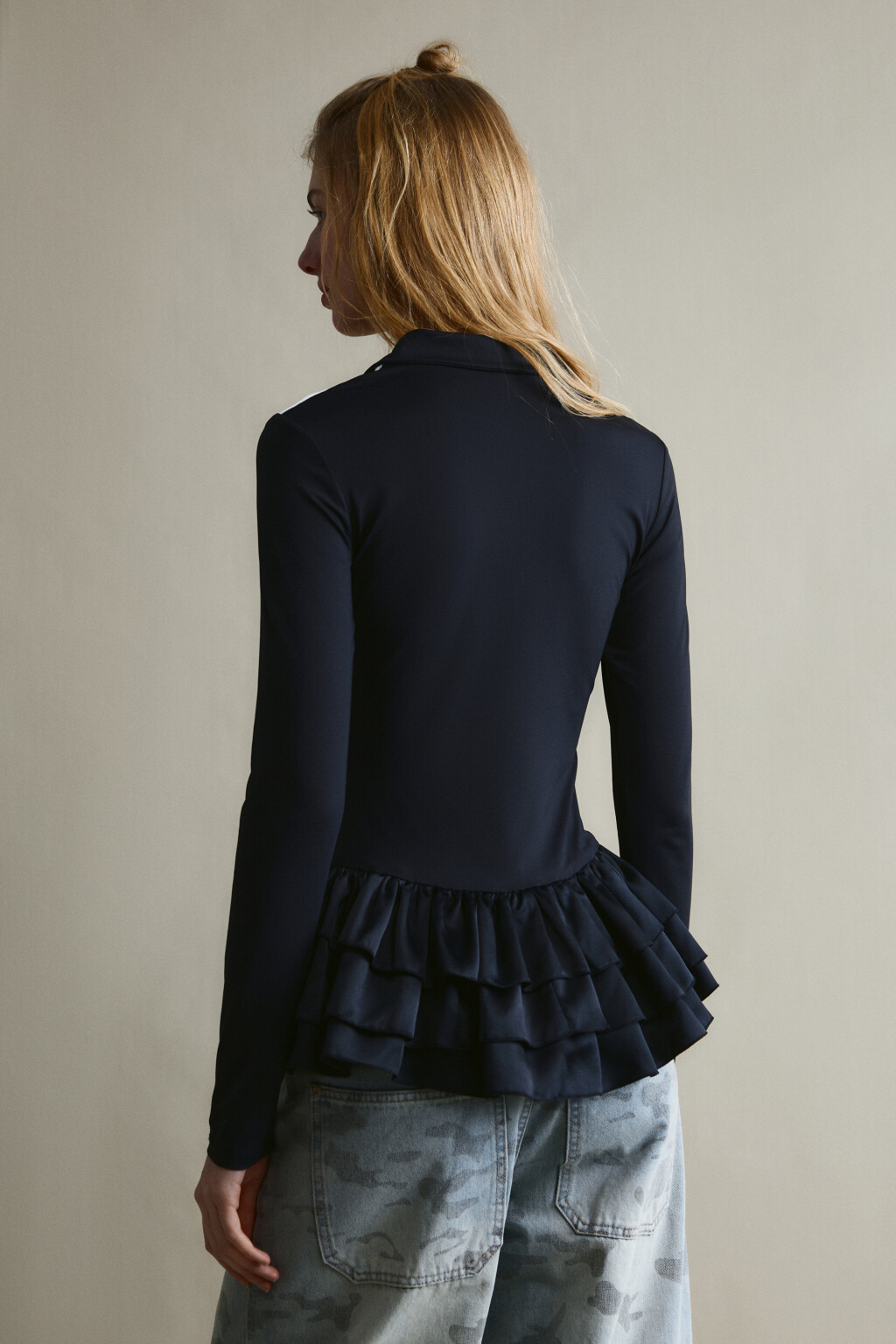 Лонгслив с отложным воротником и баской - цвет черный - 3