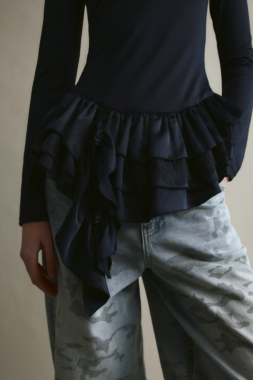 Лонгслив с отложным воротником и баской - цвет черный - 5