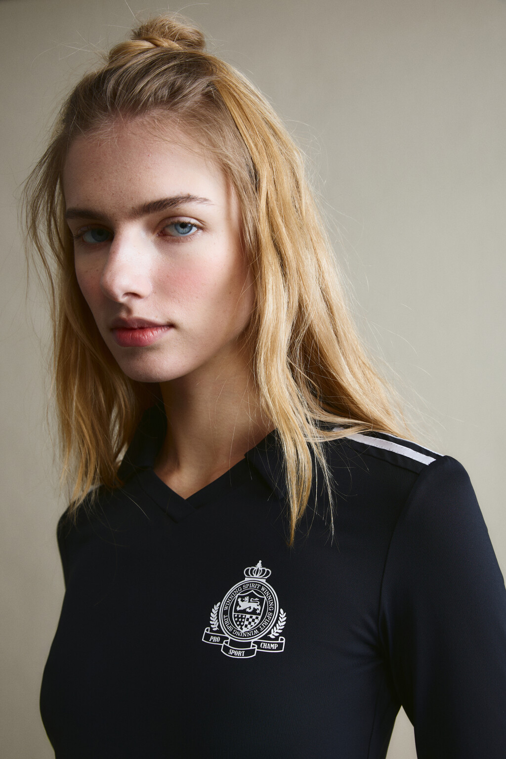 Лонгслив с отложным воротником и баской - цвет черный - 6