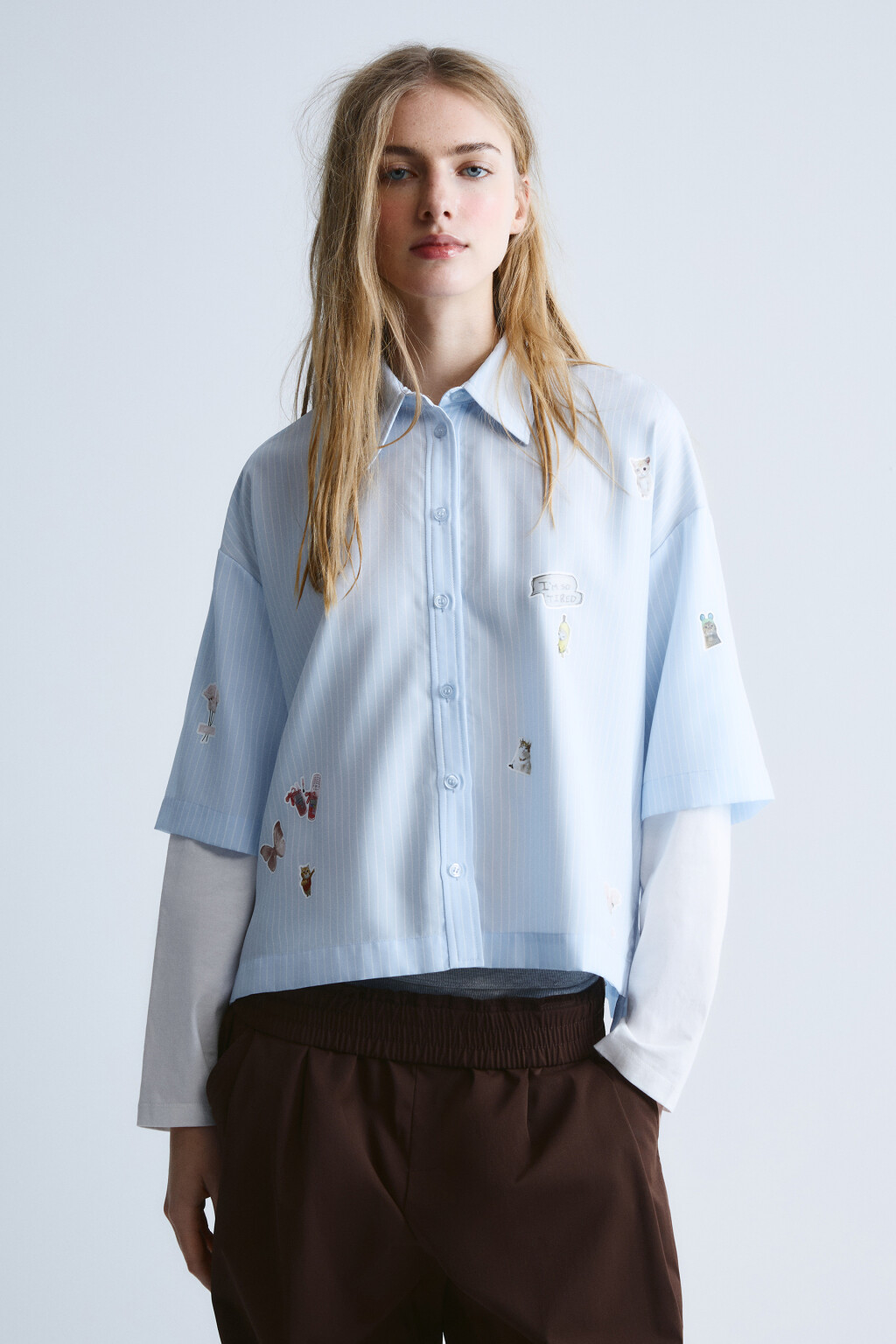 Рубашка с имитацией второго слоя и стикерами - цвет голубой - 3