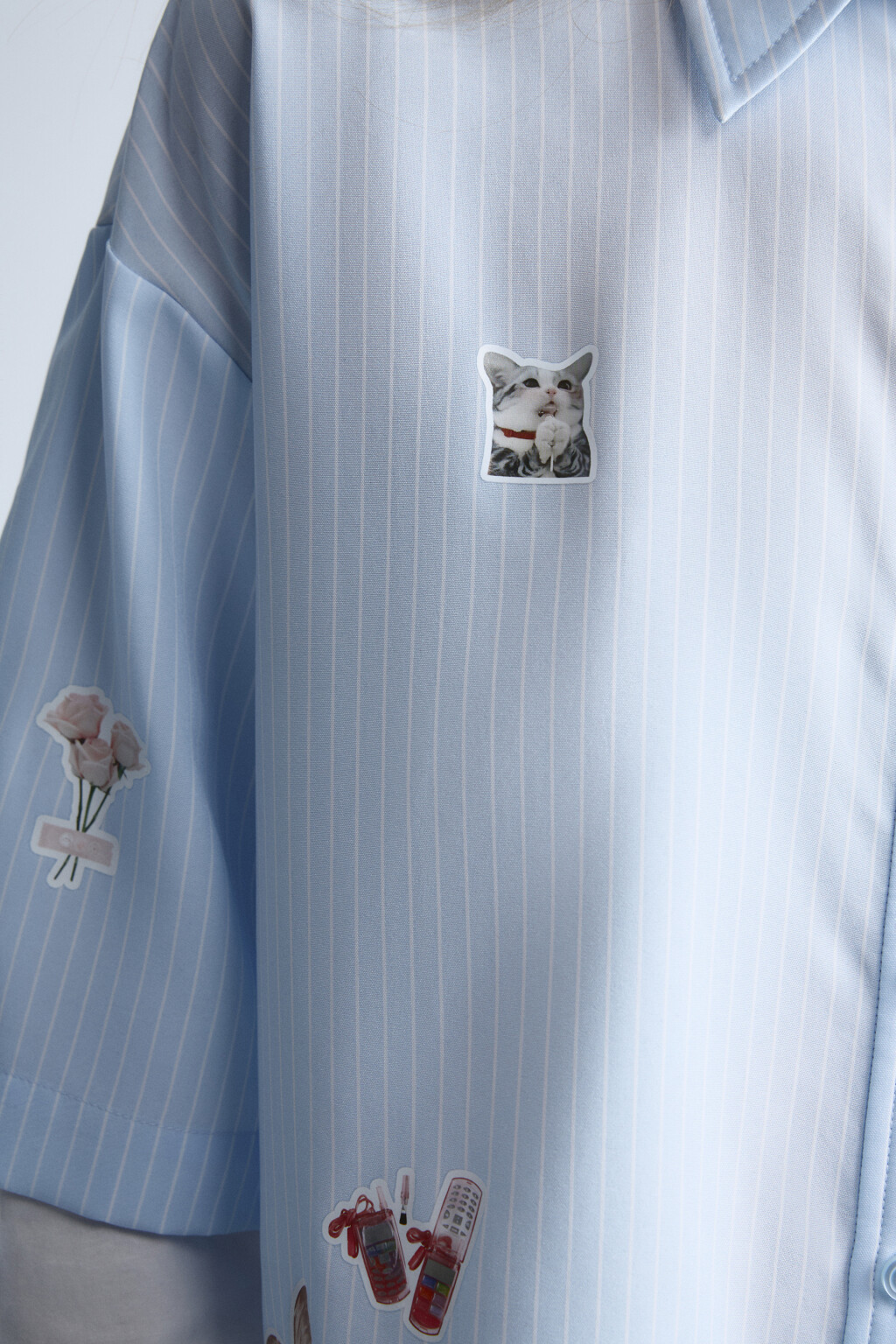 Рубашка с имитацией второго слоя и стикерами - цвет голубой - 7