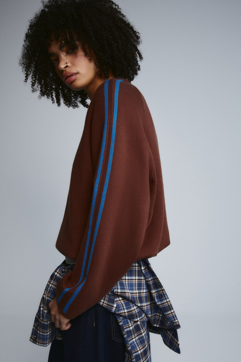 Джемпер вязаный с лампасами - цвет коричневый - 2