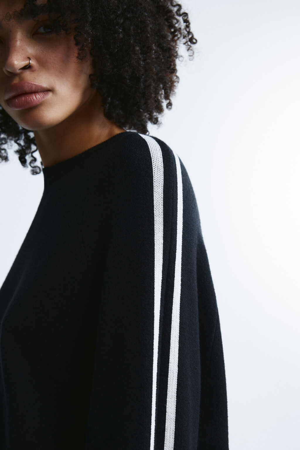 Джемпер вязаный с лампасами - цвет черный - 7