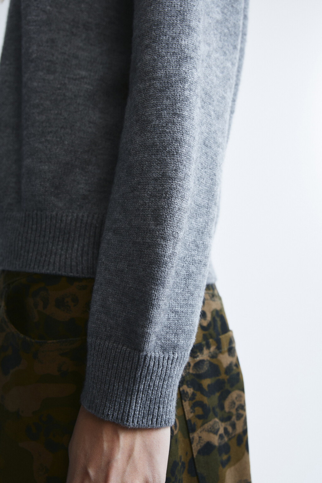 Джемпер вязаный с вышивкой - цвет серый - 7