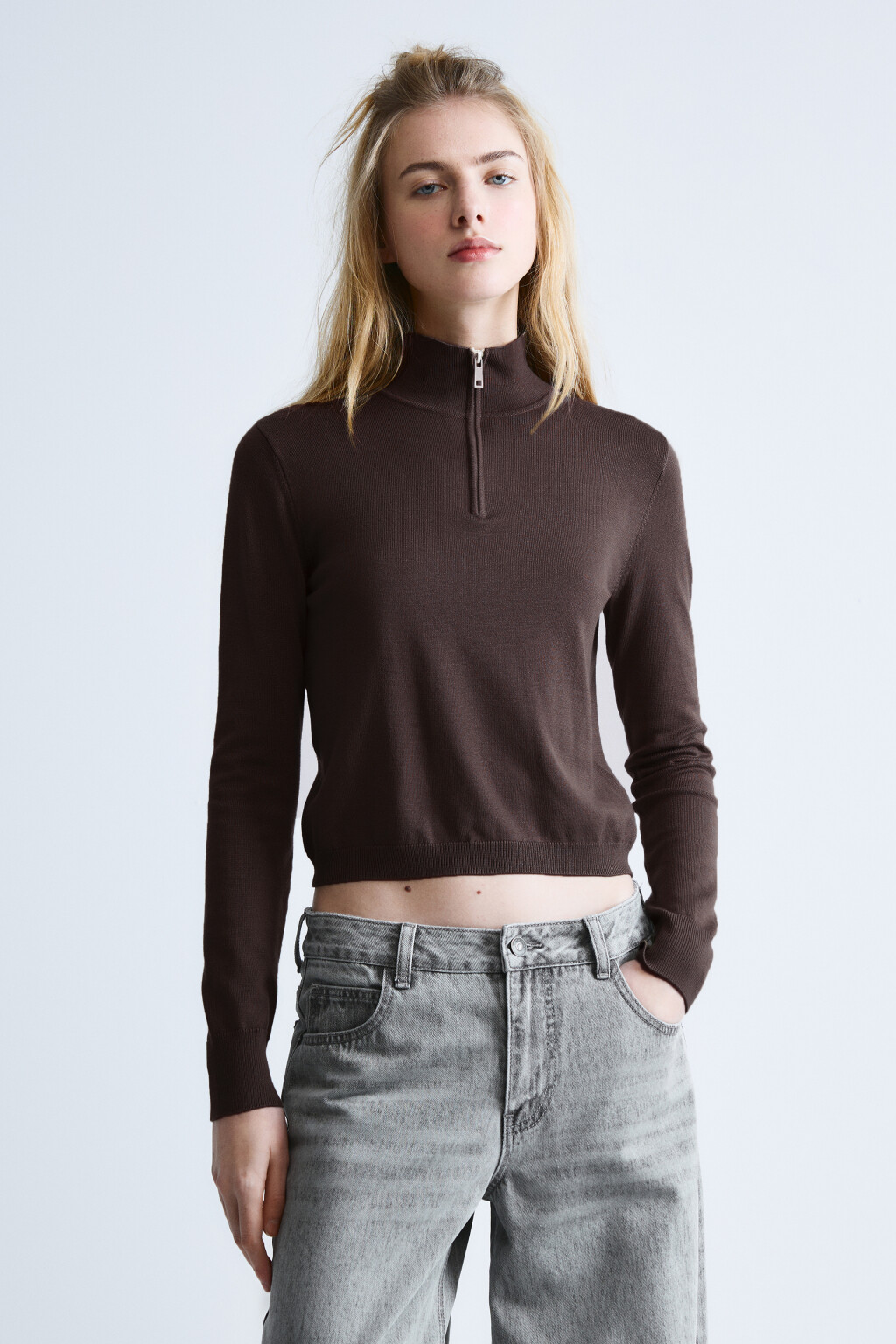 Джемпер вязаный с вортником-стойкой - цвет коричневый - 1