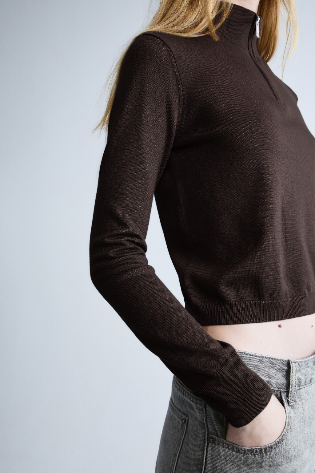 Джемпер вязаный с вортником-стойкой - цвет коричневый - 4