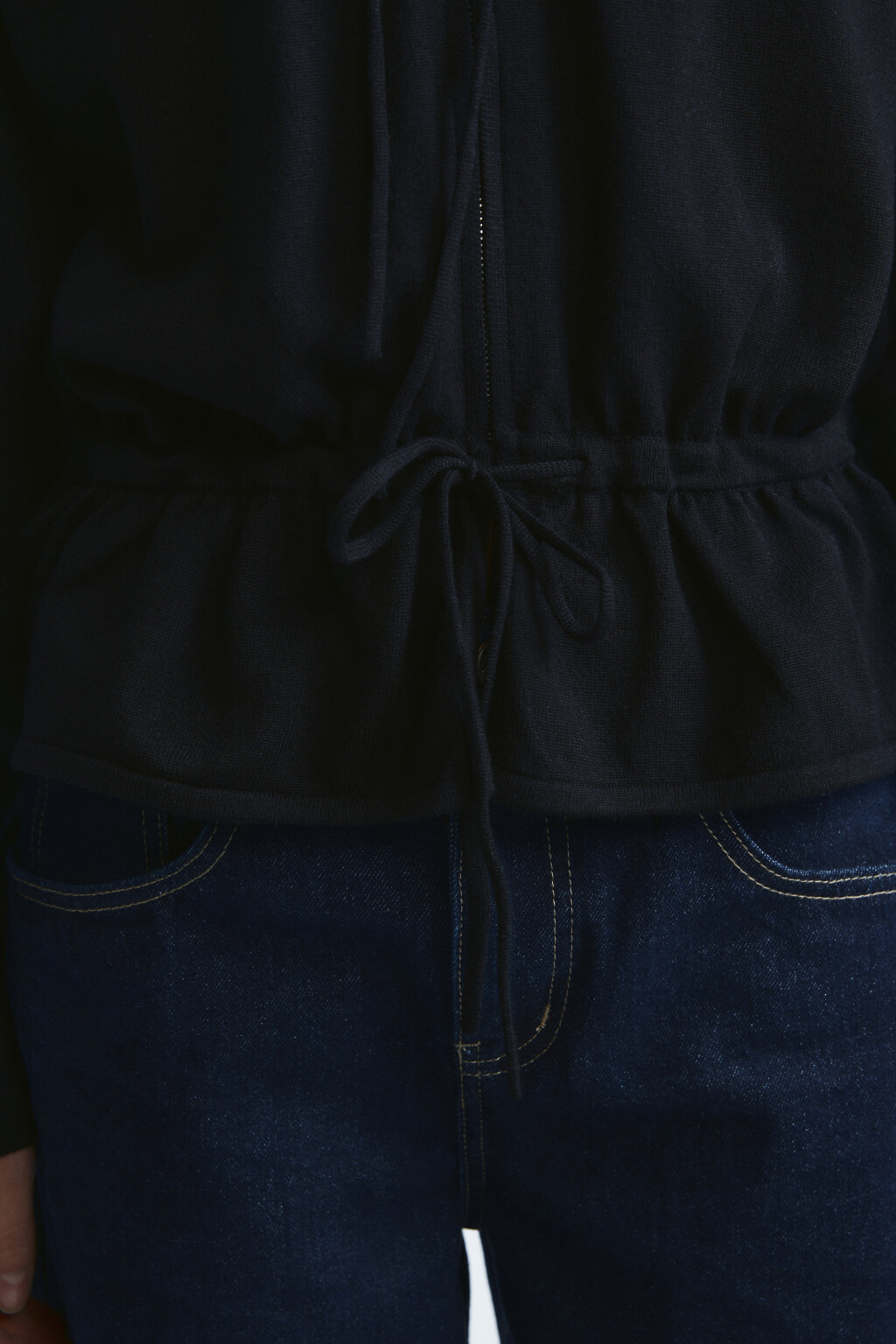 Худи-зипка вязаная с баской  - цвет черный - 6