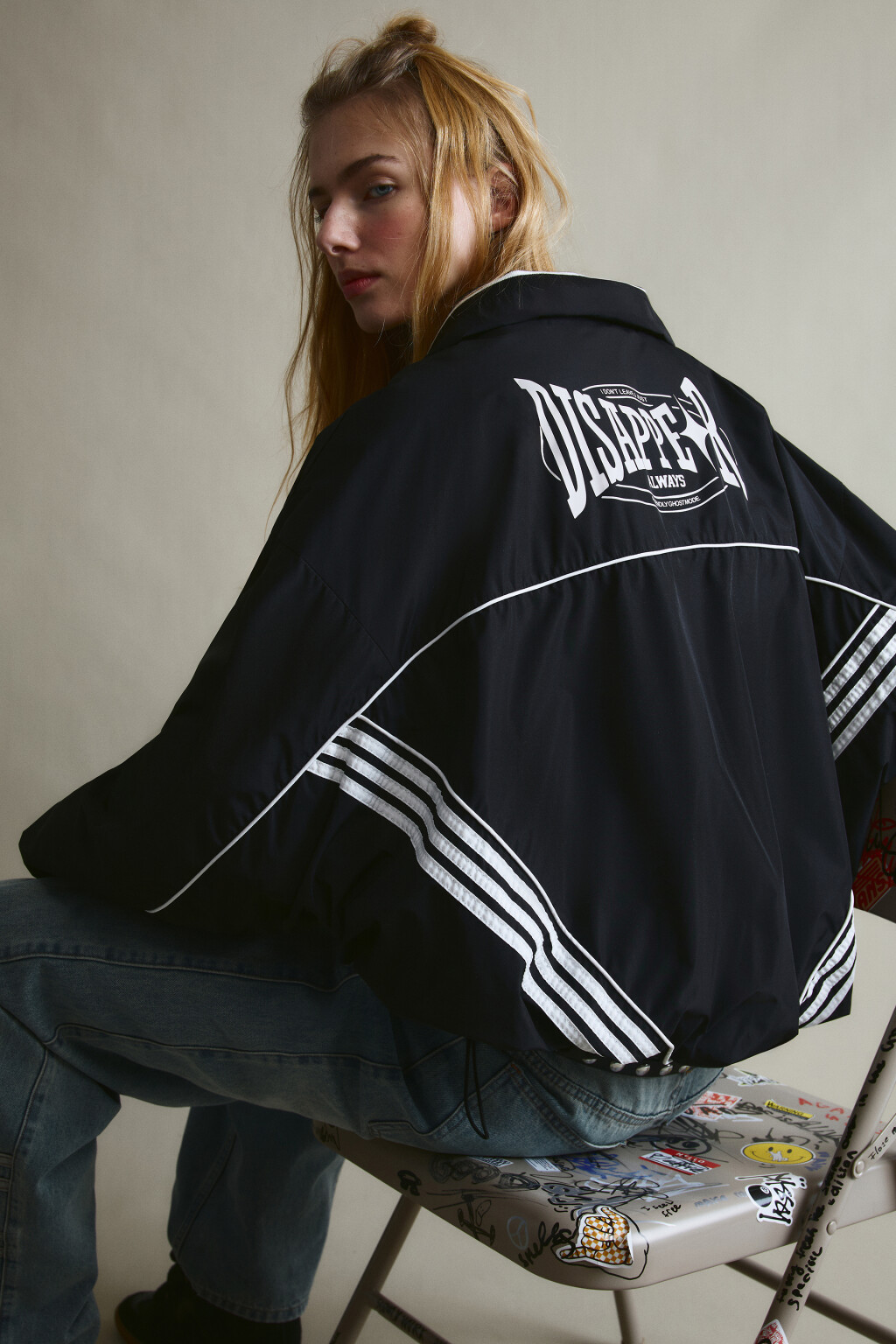 Куртка-ветровка с лампасами - цвет черный - 2