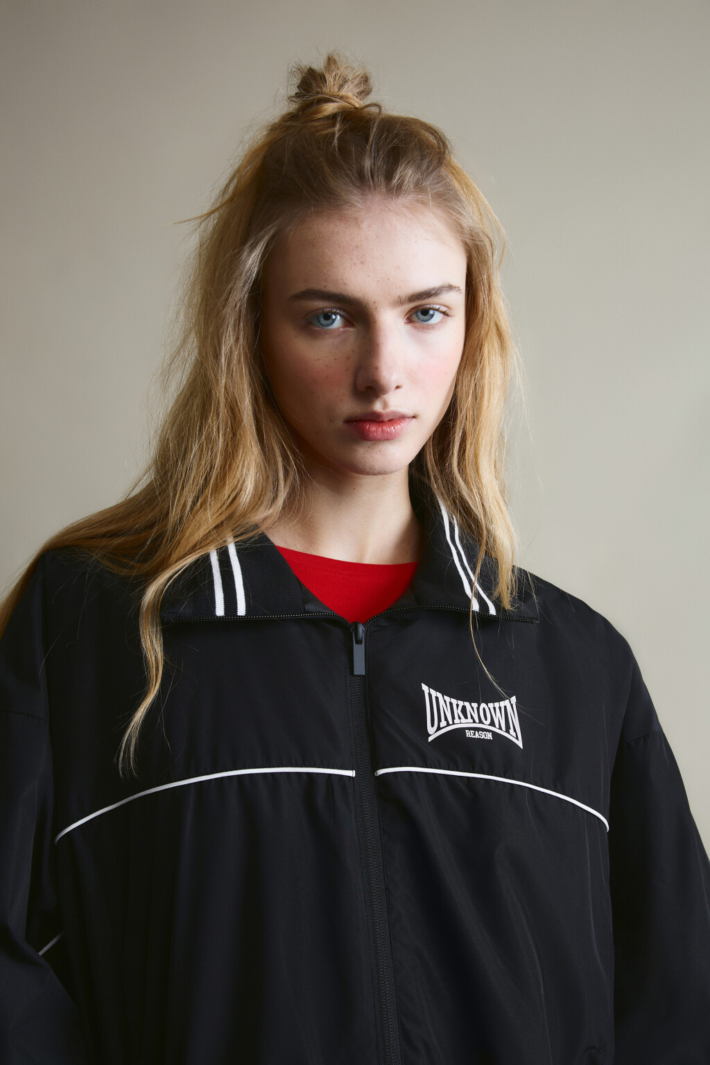 Куртка-ветровка с лампасами - цвет черный - 6