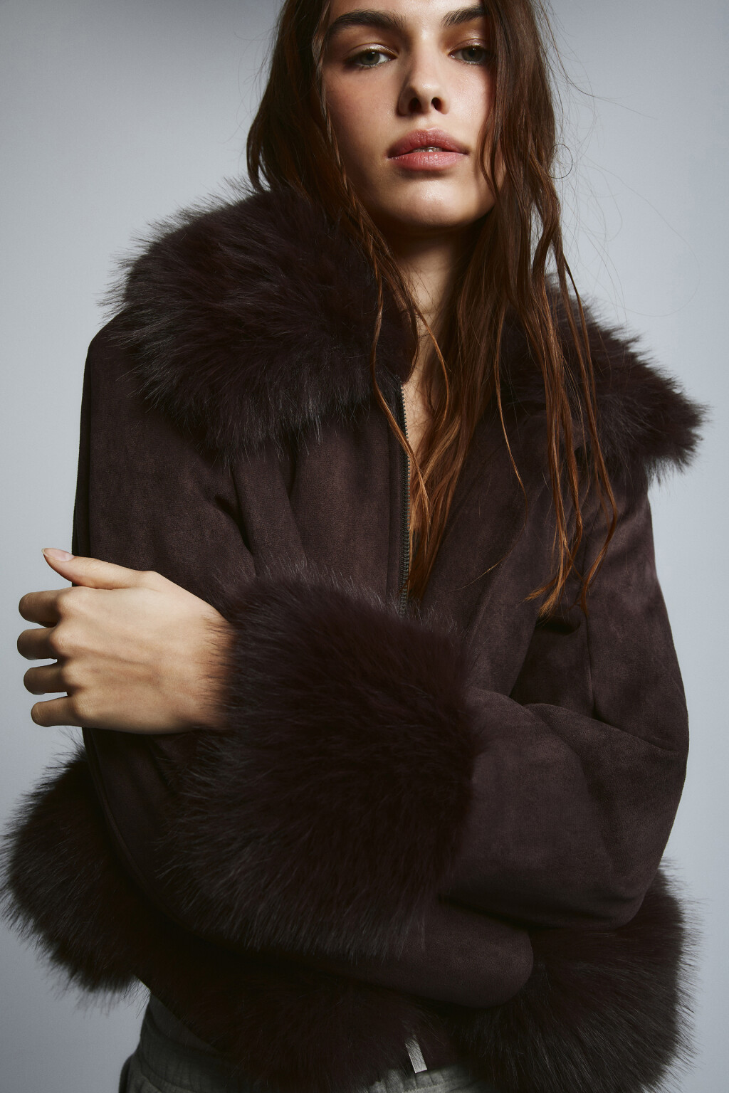 Куртка с замшевой фактурой и опушкой - цвет коричневый - 1