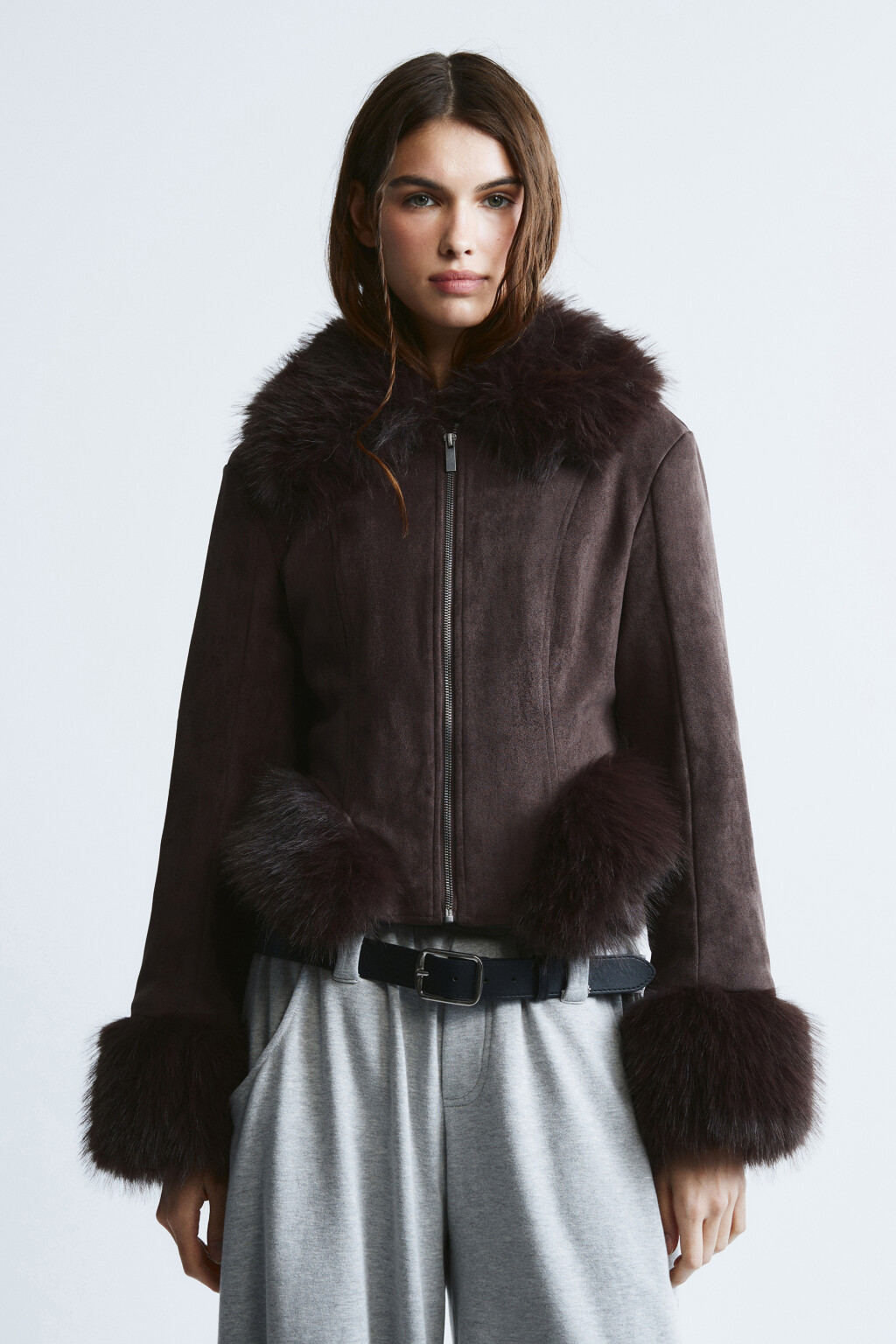 Куртка с замшевой фактурой и опушкой - цвет коричневый - 3
