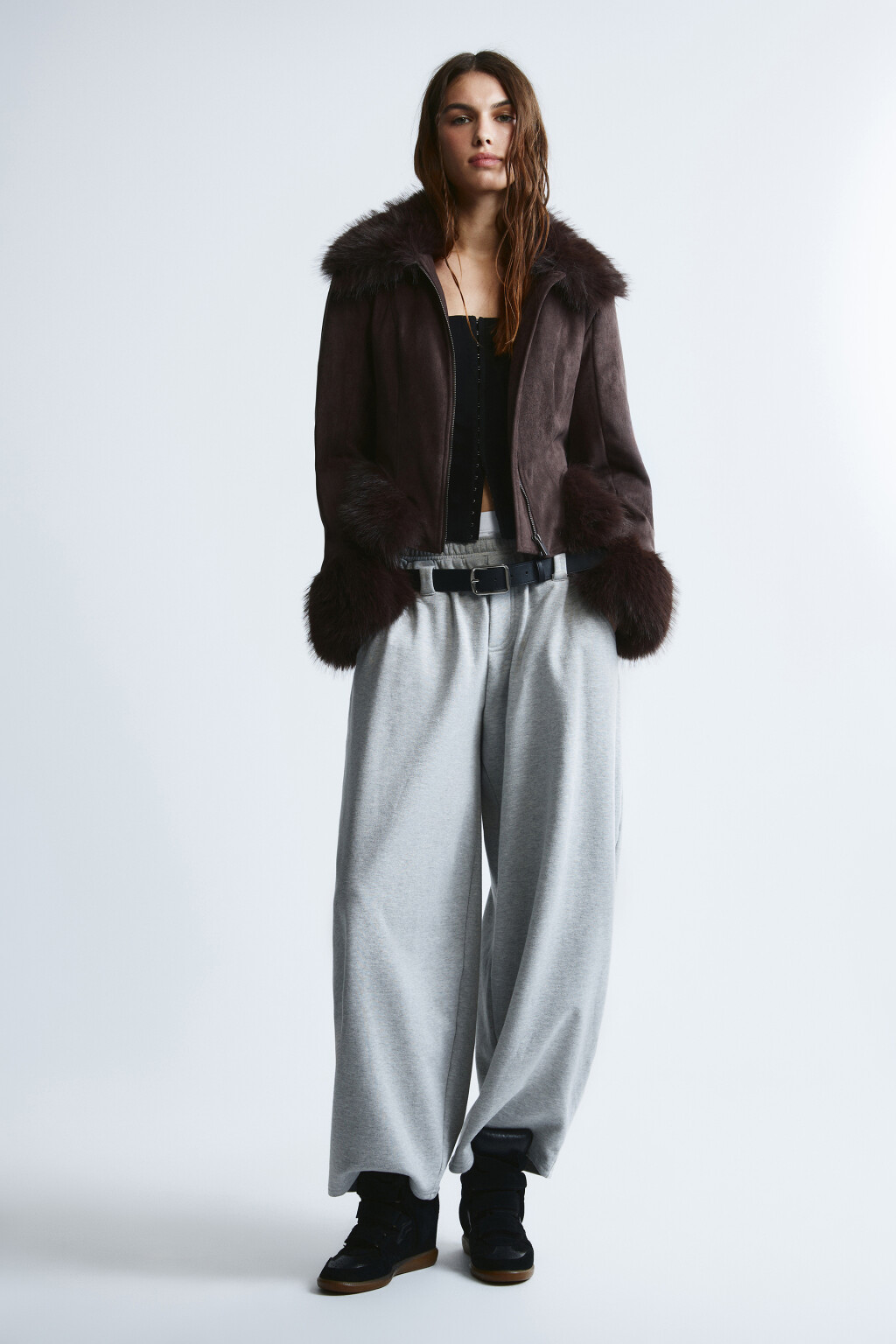 Куртка с замшевой фактурой и опушкой - цвет коричневый - 5