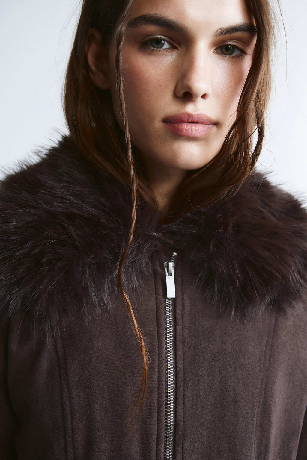 Куртка с замшевой фактурой и опушкой - цвет коричневый - 6