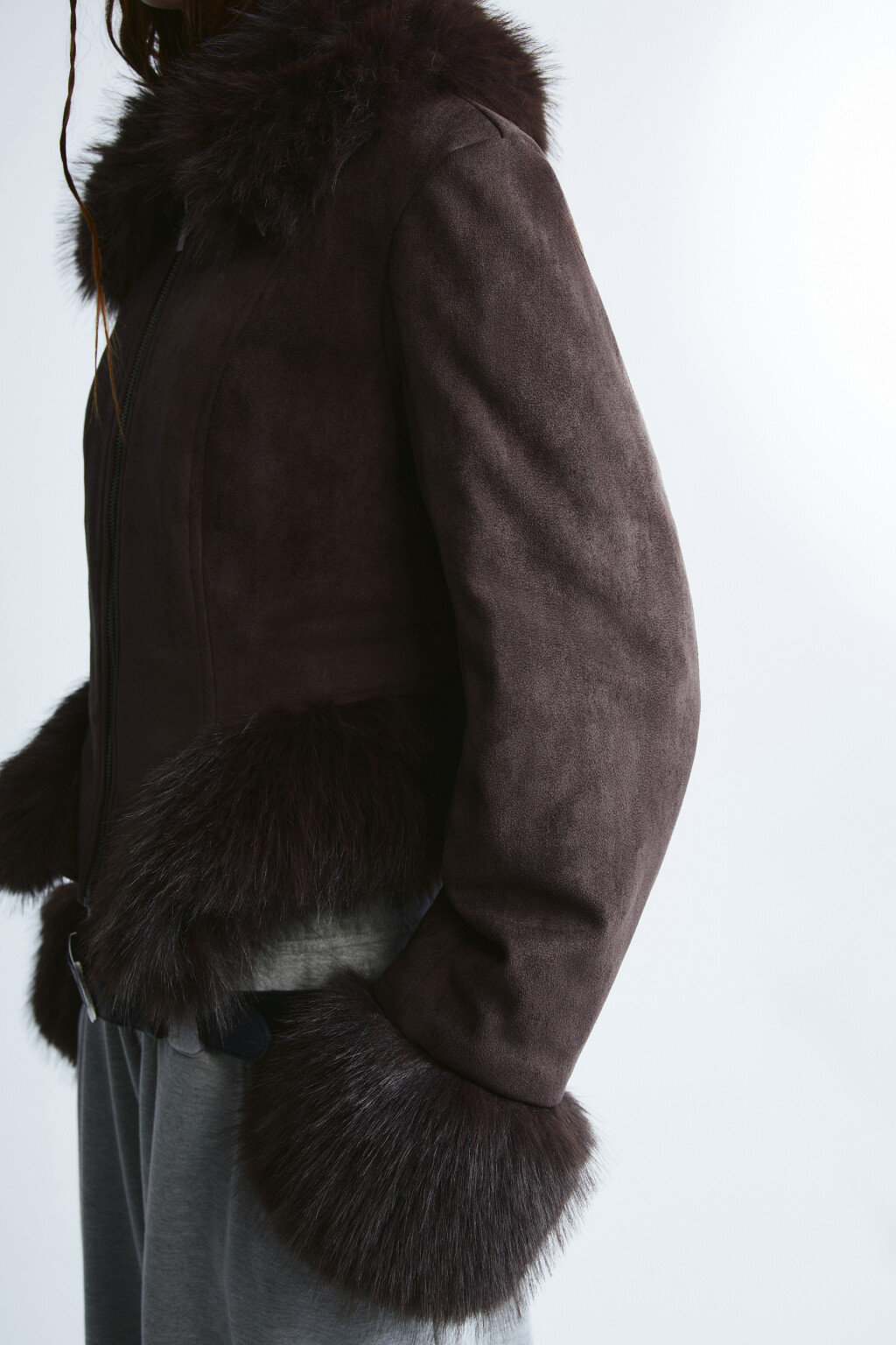 Куртка с замшевой фактурой и опушкой - цвет коричневый - 7