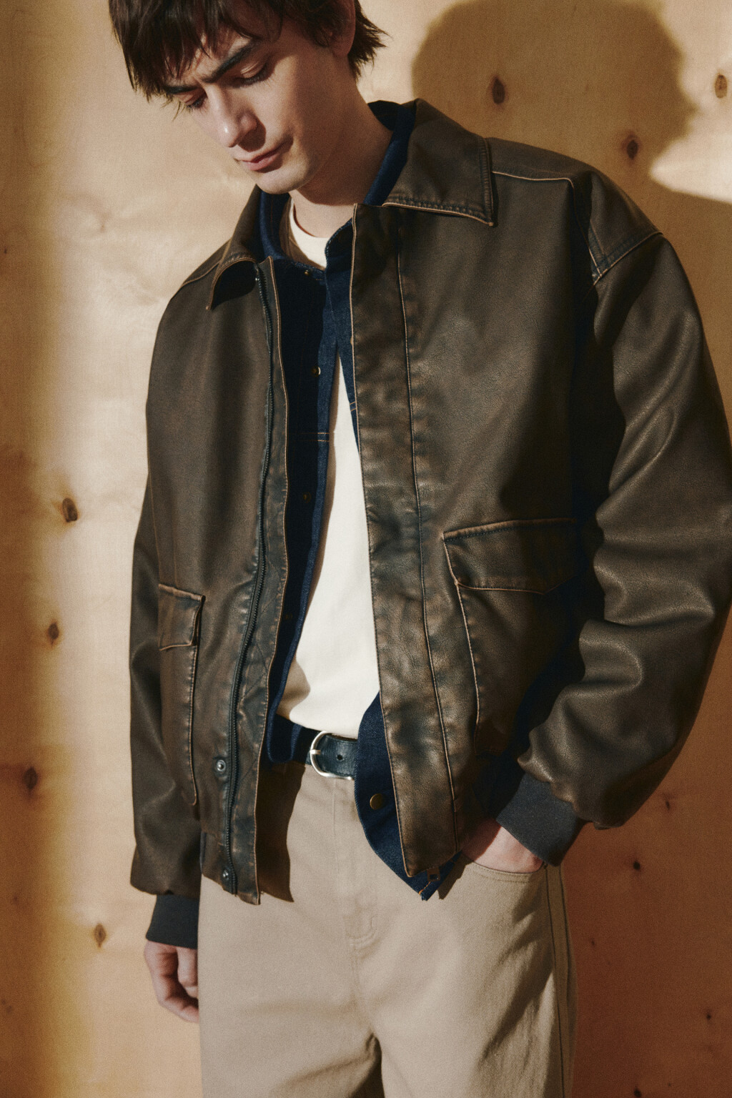 Куртка-бомбер с кожаной фактурой - цвет коричневый - 1