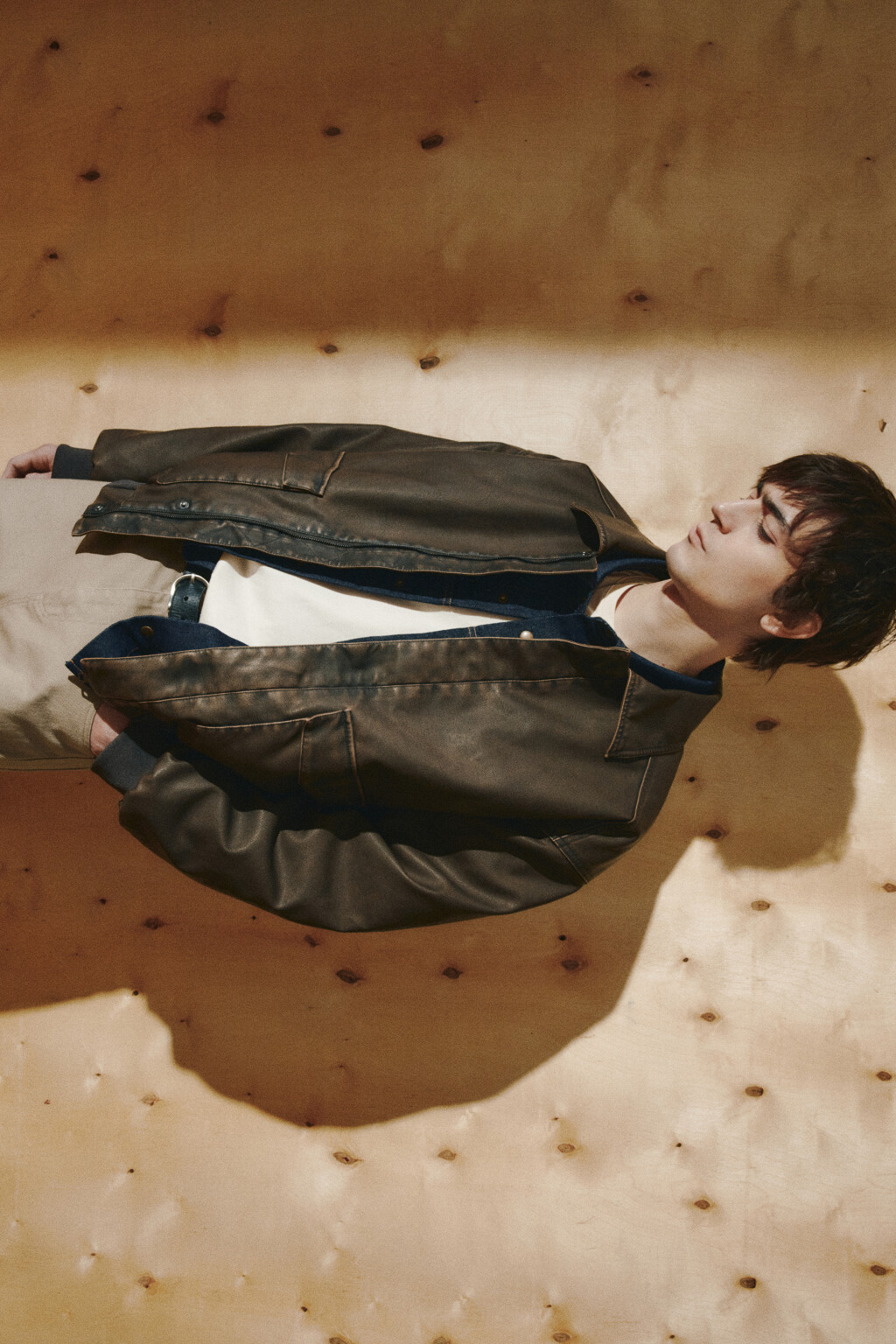 Куртка-бомбер с кожаной фактурой - цвет коричневый - 2