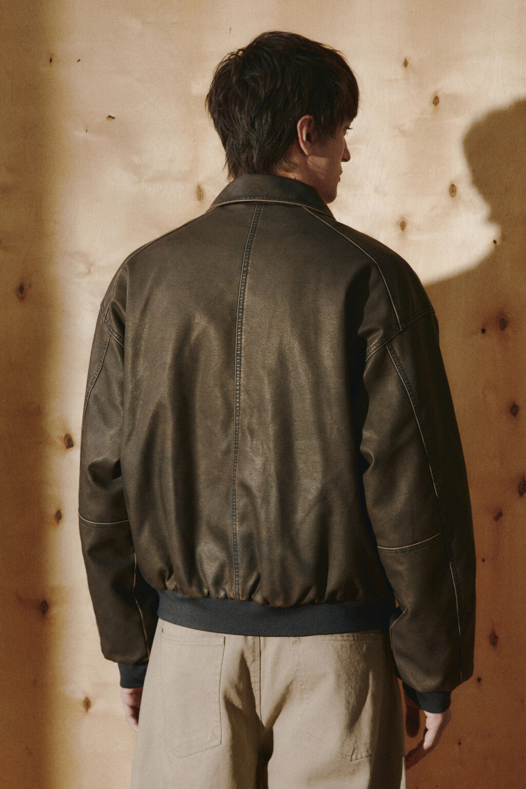 Куртка-бомбер с кожаной фактурой - цвет коричневый - 4