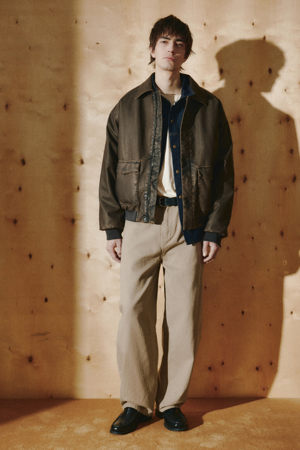 Куртка-бомбер с кожаной фактурой - цвет коричневый - 5