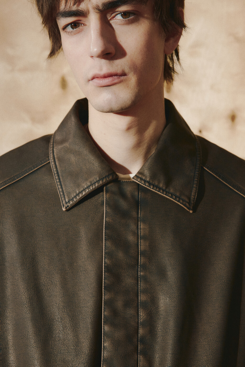 Куртка-бомбер с кожаной фактурой - цвет коричневый - 6