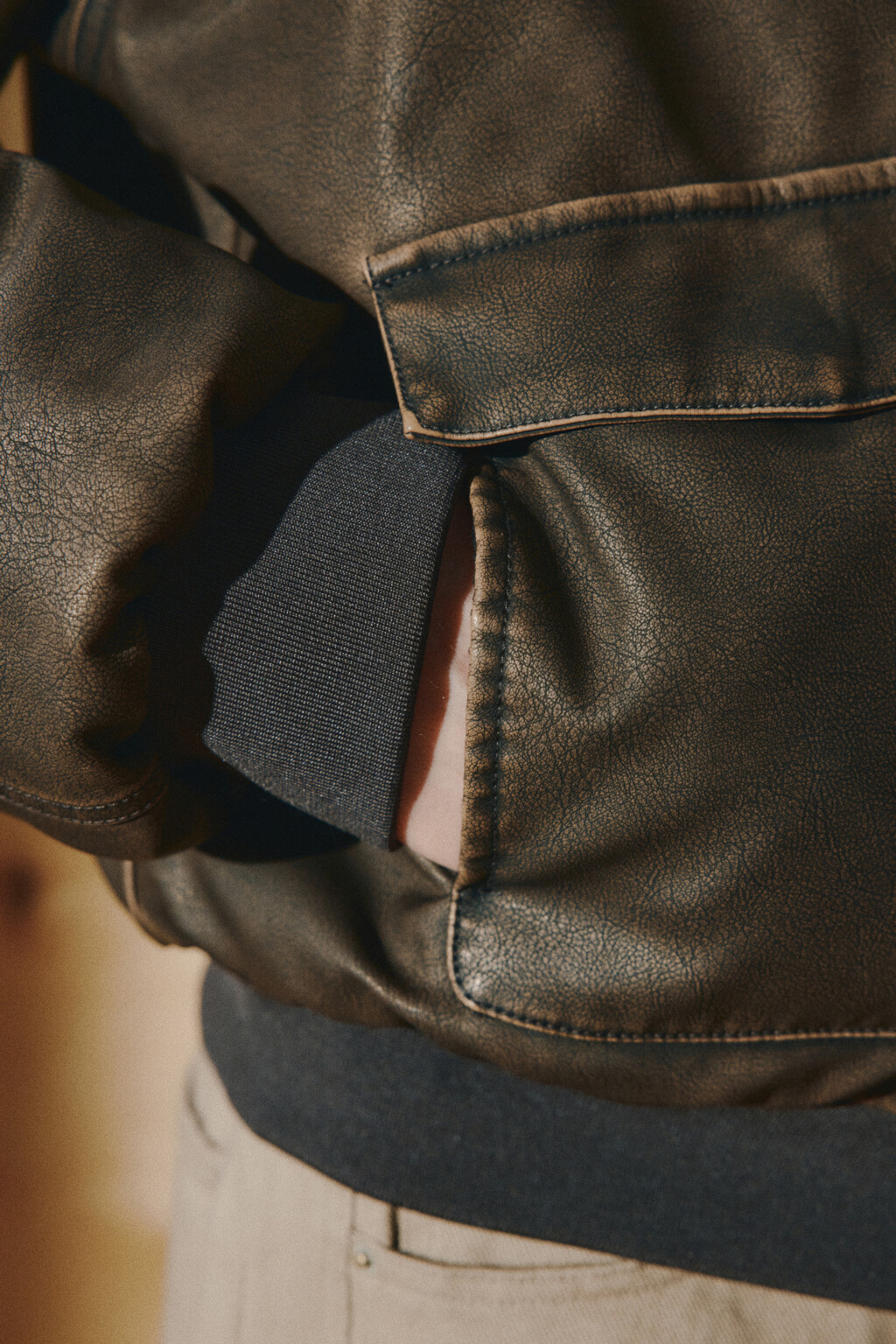 Куртка-бомбер с кожаной фактурой - цвет коричневый - 7