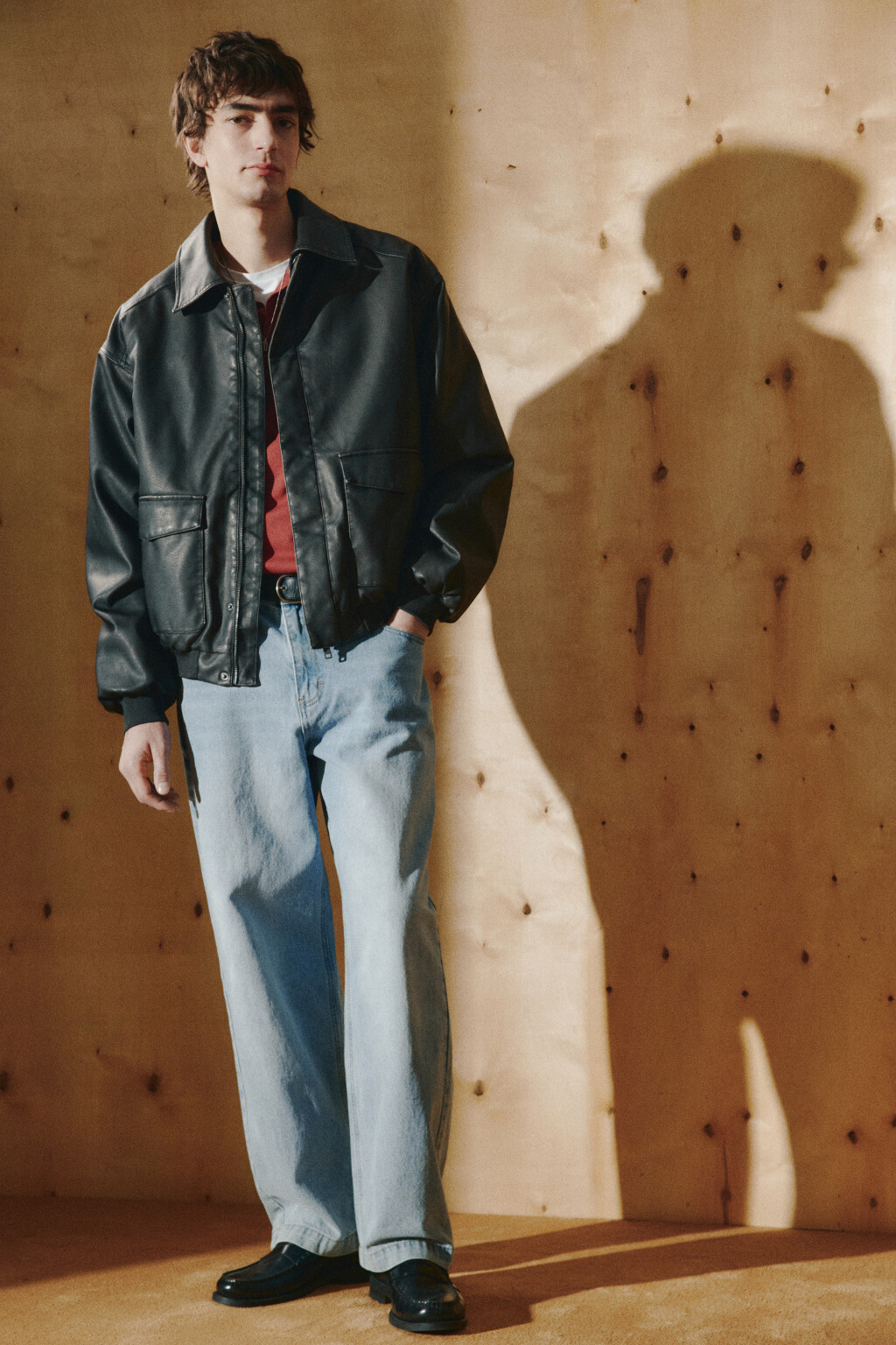 Куртка-бомбер с кожаной фактурой - цвет черный - 2