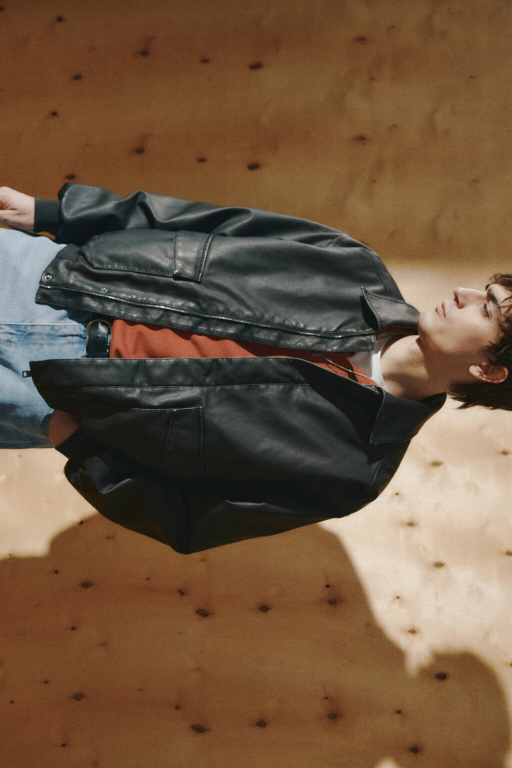 Куртка-бомбер с кожаной фактурой - цвет черный - 3