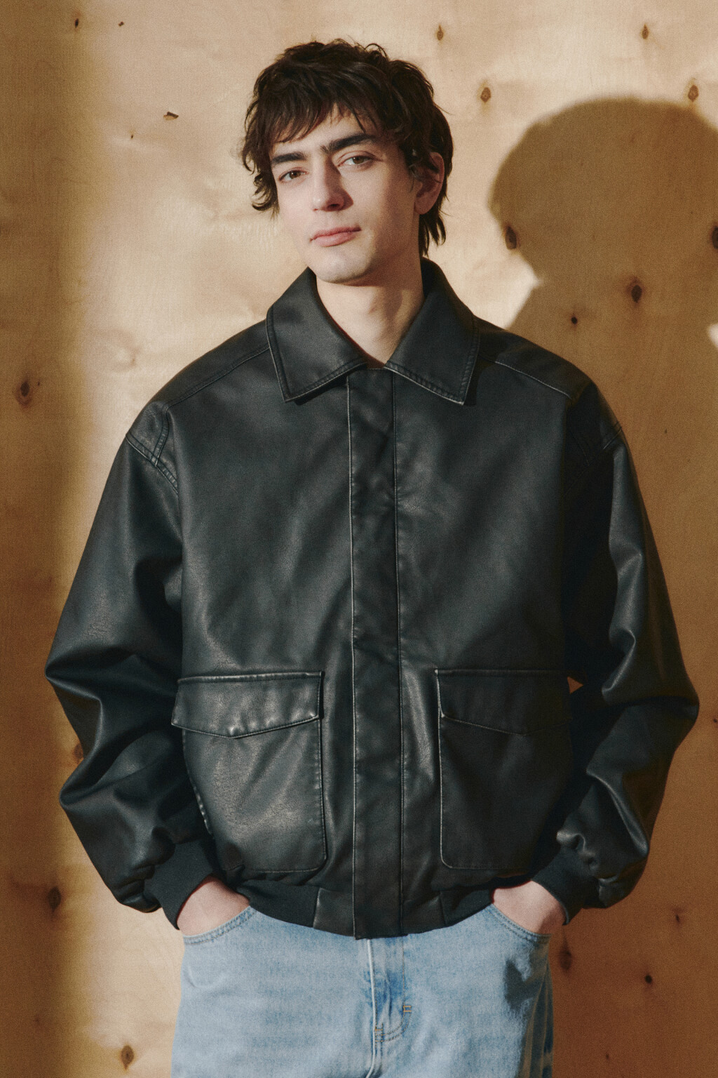 Куртка-бомбер с кожаной фактурой - цвет черный - 4