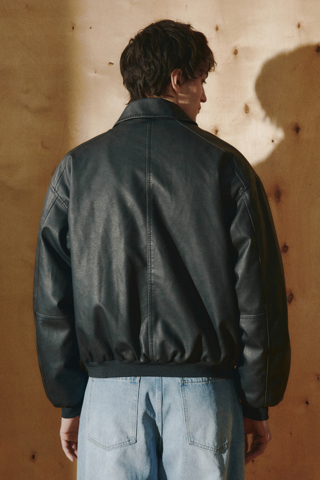 Куртка-бомбер с кожаной фактурой - цвет черный - 5