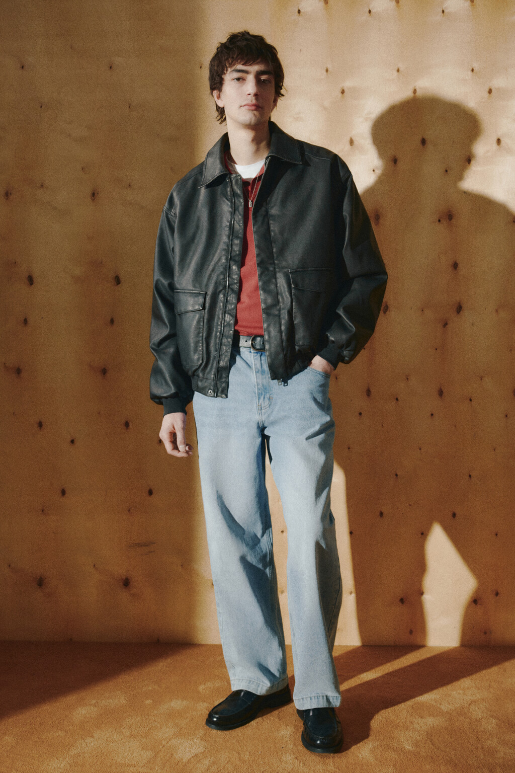 Куртка-бомбер с кожаной фактурой - цвет черный - 6