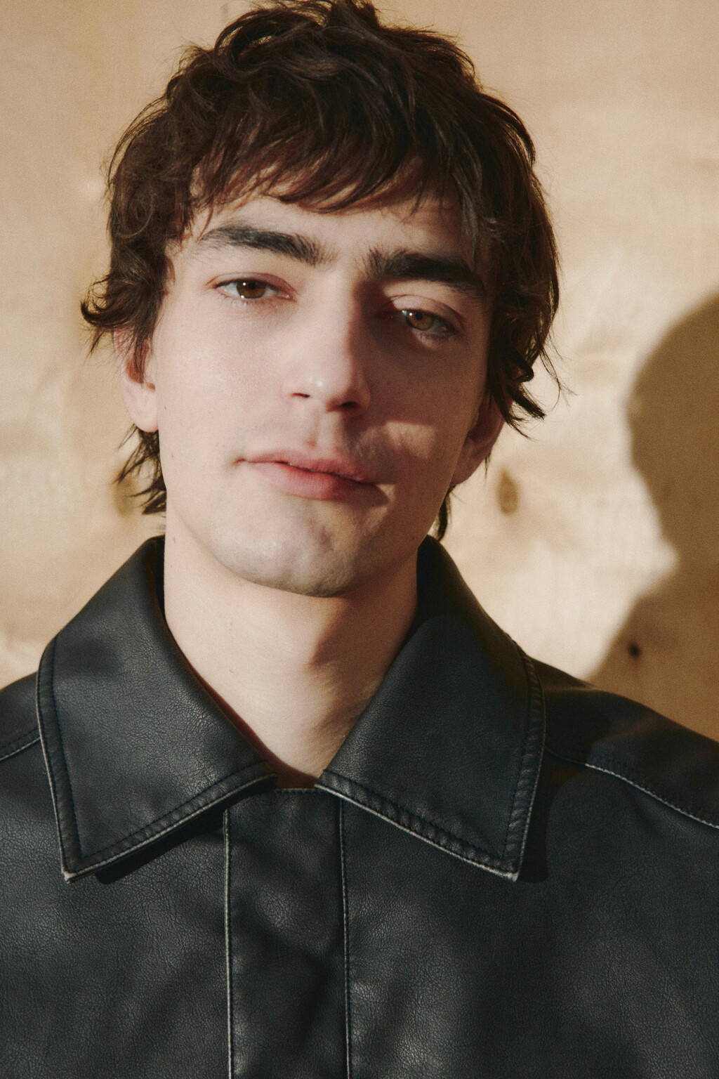 Куртка-бомбер с кожаной фактурой - цвет черный - 7